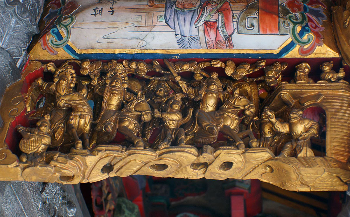 殿內樑上的木雕塑作品