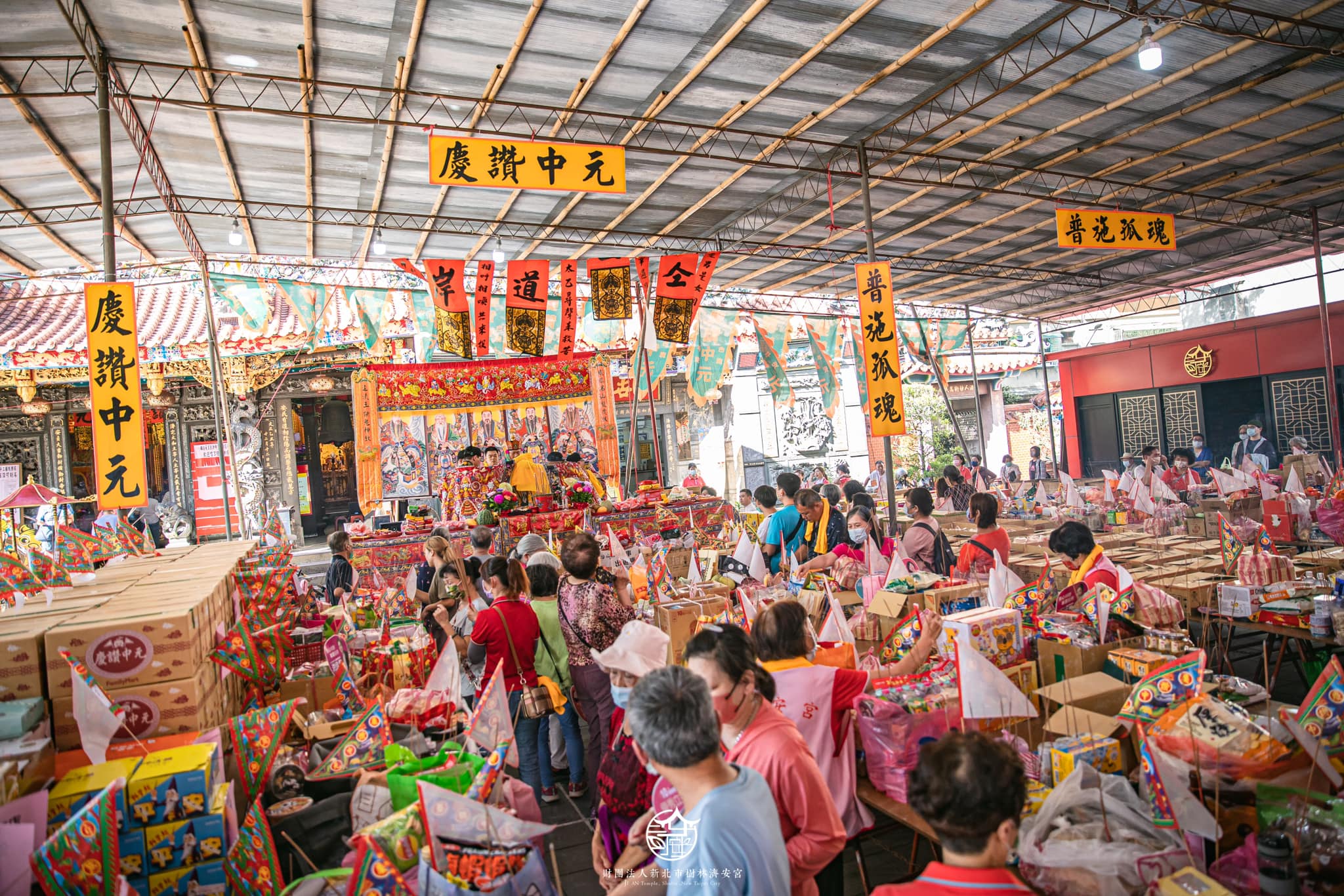 現場信眾雲集，祈求平安順利