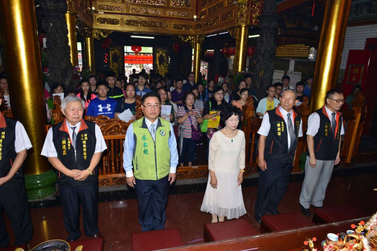 董事長陳黃綠妹率董監事與獲獎同學於主殿向保生大帝祭拜祈福